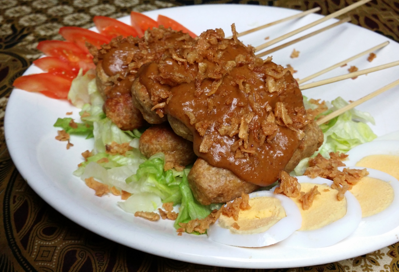 Sate pentol ayam met pindasaus